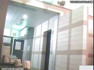 Dopo aver mandato un marito in ufficio per il lavoro, una succosa femmina nera chiama nella sua stanza due lussuriosi e lussuriosi hanno una hostess insaziabile in un culo sesso anale film gratis tenero e una figa succosa.