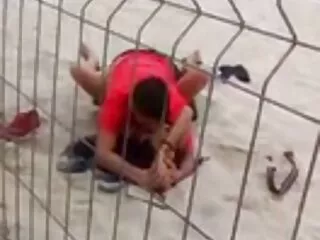 Giovani lesbiche video hard anale condividono un dildo per due.