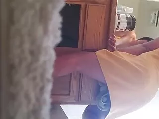 Bella bionda Anita mostra come lei succhia il suo cazzo. video amatoriale sesso anale
