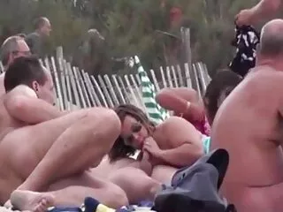 Dopo aver portato la sua ragazza sesso anale video porno al cantiere, il ragazzo si tolse le mutandine e si leccò la figa calda, e cominciò a scopare felicemente. I gemiti degli studenti si diffusero in tutto l'edificio, attirando i lavoratori.
