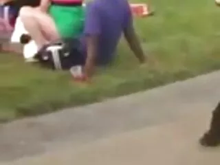 Vestendo le sorelle in mutandine e calze di mia madre, un giovane tranik sesso anale video amatoriale scopa un culo artificiale sul letto.