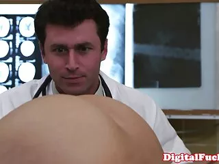 Giovane brunetta handcuffed succhia cazzo e prende film porno con sesso anale scopata