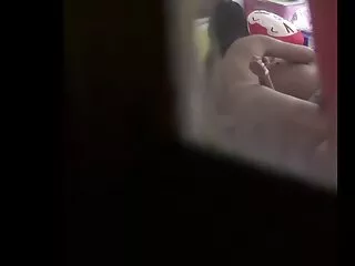 Il ragazzo strofina la sua ragazza in bocca come se film porno con sesso anale stesse scopando con la figa