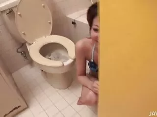 Bella bruna video sesso anale trans succhia un cazzo di grasso e scopa anale con un bullo
